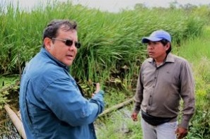 Juiz falando com uma pessoa no campo