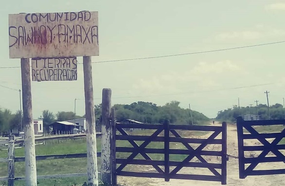 Rótulo con el nombre de la comunidad y texto de tierras recuperadas